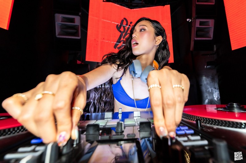 미미, 첫 솔로 싱글 'Bish Bash Bosh' 콘셉트 포토 추가 공개…자유분방 DJ 변신