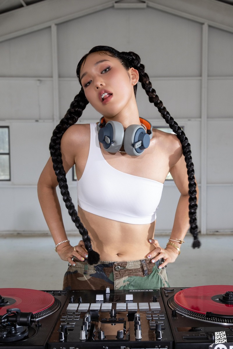 미미, 첫 솔로 싱글 'Bish Bash Bosh' 콘셉트 포토 추가 공개…자유분방 DJ 변신