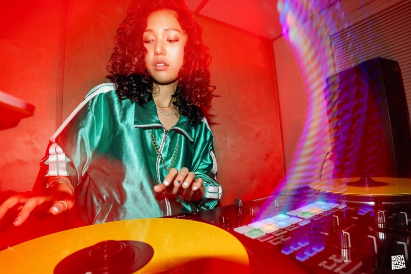미미, 첫 솔로 싱글 'Bish Bash Bosh' 콘셉트 포토 추가 공개…자유분방 DJ 변신