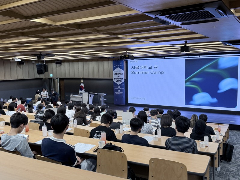 12일 서울대학교 시흥캠퍼스에서 관내 고등학생들이 'OpenAI와 함께하는 서울대학교 AI Summer Camp'에 참여하고 있다./시흥시