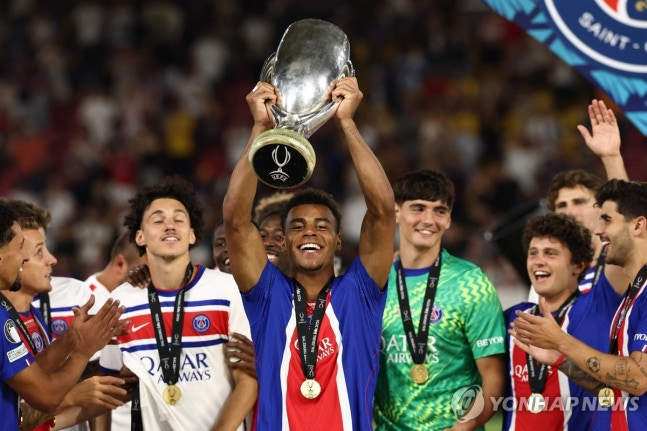 UEFA 슈퍼컵 트로피를 들어 올린 PSG의 데지레 두에(가운데) / 사진=연합뉴스
