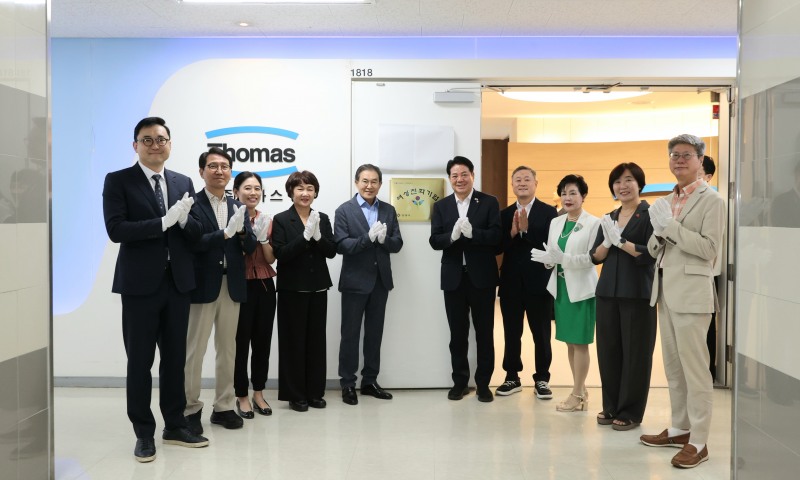 ㈜토마스가 '2026년 안양형 여성 친화 기업'으로 선정된 가운데, 지난 12일 열린 현판식에서 참석자들이 기념 사진을 찍고 있다./안양시