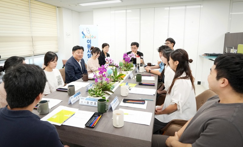 박관열 광주시장이 청년들과 대화를 나누고 있다. /광주시