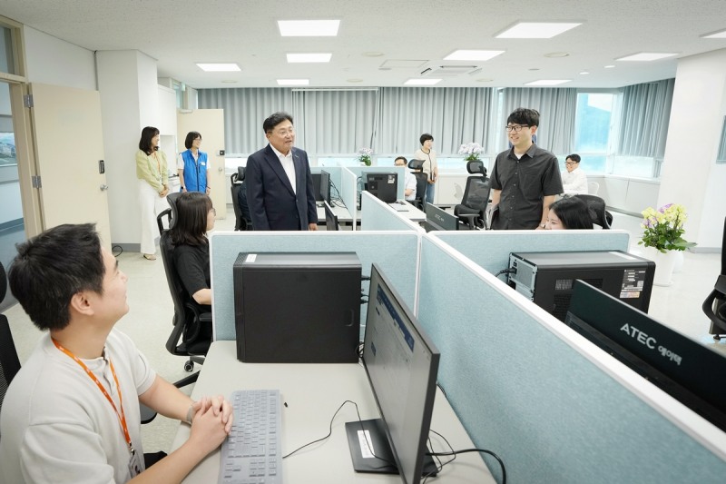 박관열 광주시장이 개방형 공용 사무공간인 ‘스마트 워크 스페이스’를 살펴보고 있다. /광주시
