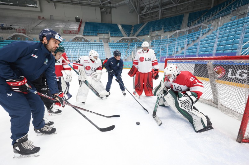 대한아이스하키협회가 초청한 NHL 출신 코치 데이브 룩(오른쪽 세 번째)과 헝가리 U-17 국가대표팀 골리 코치 다비드 기네쉬(왼쪽 첫 번째)가 골리 선수들을 코칭하고 있다./LG