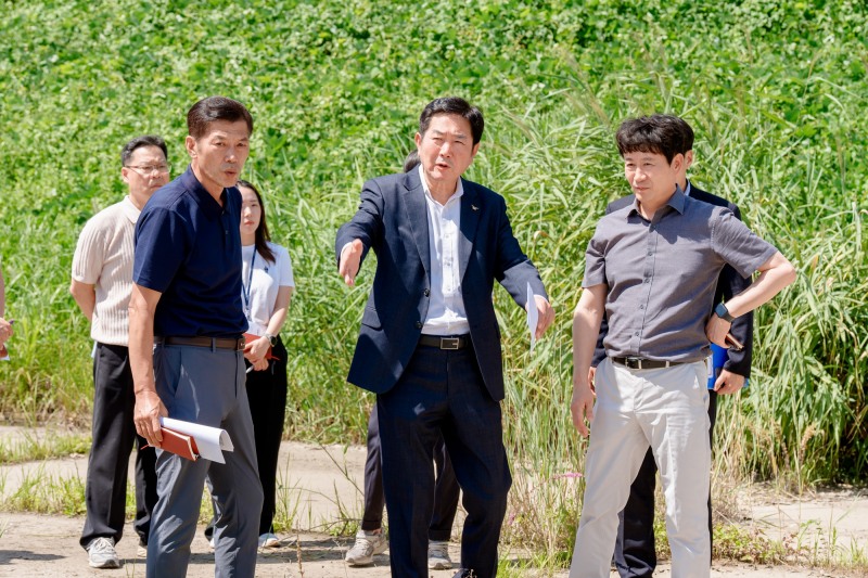 조용호 오산시장이 12일 가장산업단지 및 서랑저수지 공영주차장 조성 공사 현장을 점검하고 있다./오산시