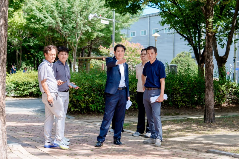 ㅗ용호 오산시장의 현장점검 모습. /오산시