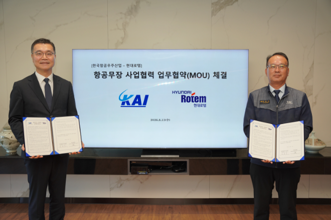 조형준 현대로템 AD&RH사업본부장(왼쪽)과 김용민 KAI사업부문장이 지난 12일 경남 사천 KAI 본사에 진행된 ‘항공무장 사업협력 업무협약(MOU)’ 체결식에서 기념촬영을 하고 있다. 사진= 현대로템