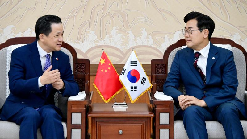 박찬대 인천시장이 13일 시청 접견실에서 다이 빙 주한중국대사와 한·중 우호협력 방안을 논의하고 있다. 인천시
