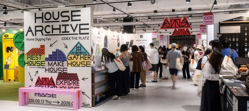 LG전자가 13일 서울 삼성동 코엑스에서 홈라이프스타일 커뮤니티 '라이프집(Lifezip)'의 첫 단독 홈 라이프스타일 페어를 개최했다. 사진은 라이프집 페어 '하우스 아카이브 홈 디깅 페어'에 관람객들이 몰려 있는 모습./LG전자