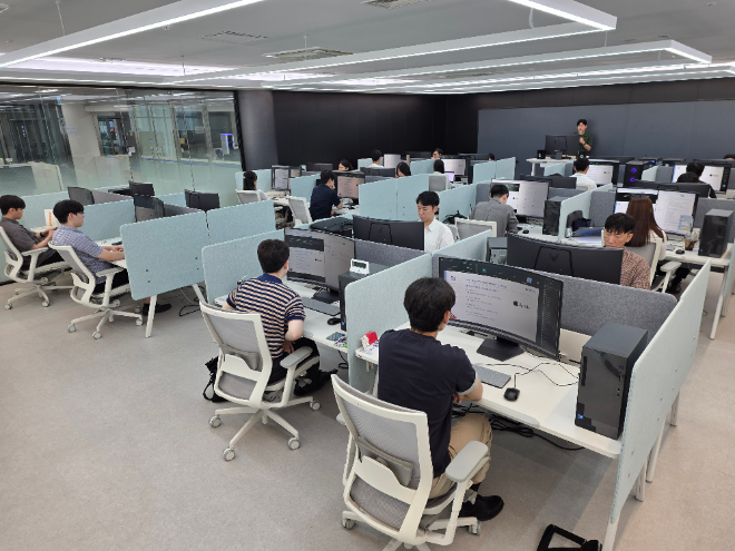 가천대학교가 지난 12일 교내 AI도서관 GAIA강의실에서 7급 이하 직원 48명을 대상으로 행정역량 강화 교육을 진행하고 있다. (사진제공=가천대)