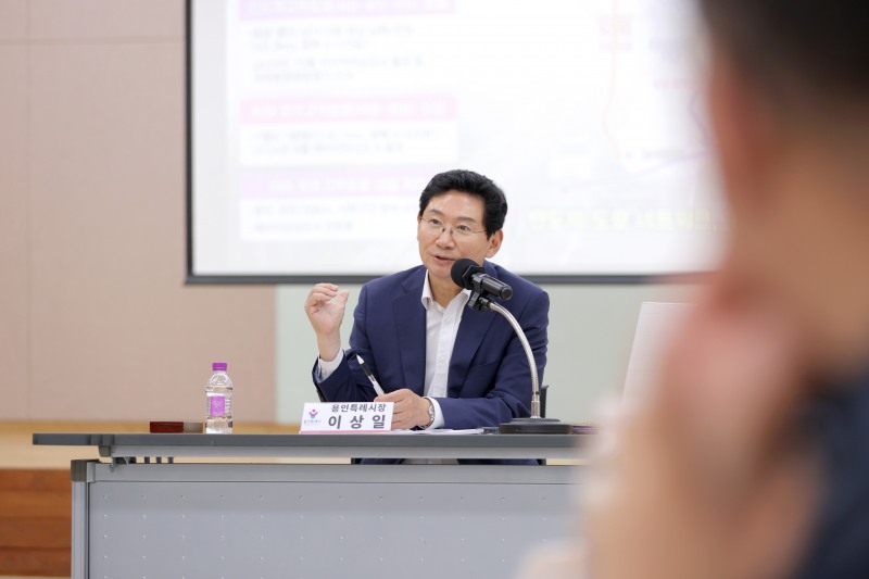이상일 용인특례시장은 13일 수지구청에서 리모델링주택조합 관계자들을 만나 간담회를 진행했다. /용인시