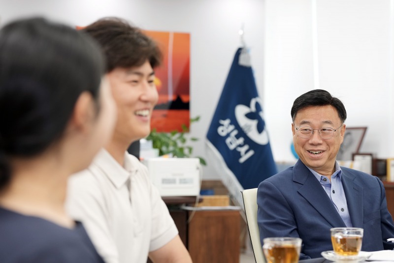 신상진 성남시장이 13일 성남시청에서 솔로몬의 선택 예비부부들과 차담회를 갖고 결혼을 앞둔 청년들을 격려하고 있다. /성남시