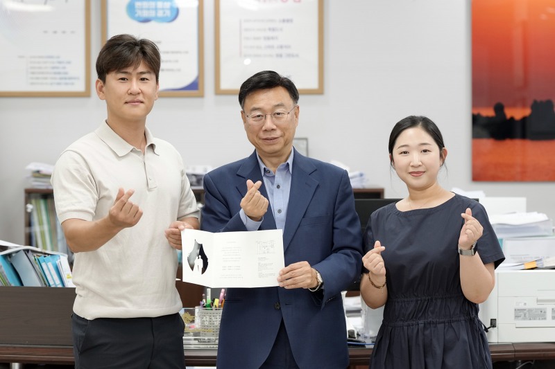 신상진 성남시장이 예비부부와 함께 기념촬영을 하고있다./성남시