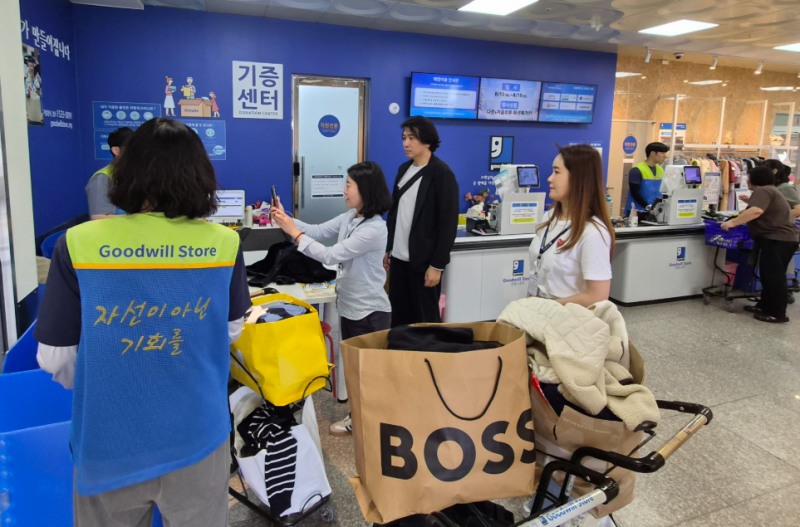 굿윌스토어에서 물품 기부, 창고 정리 등 사회공헌활동