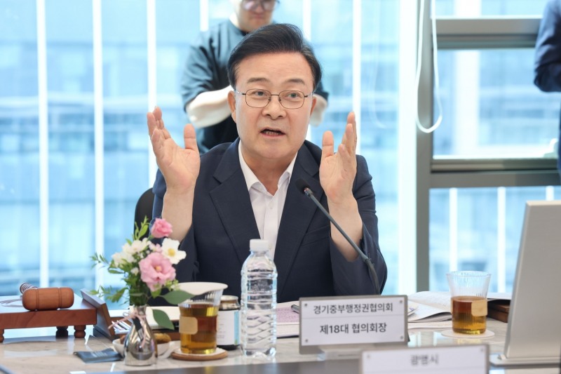 김성제 의왕시장이 중부권행정협의회 회장으로 선출돼 앞으로의 포부를 밝히고있다./의왕시