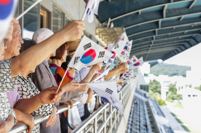 렛츠런파크 서울에 펼쳐진 태극기 물결… 독립유공자 후손 초청 광복절 기념경주 개최