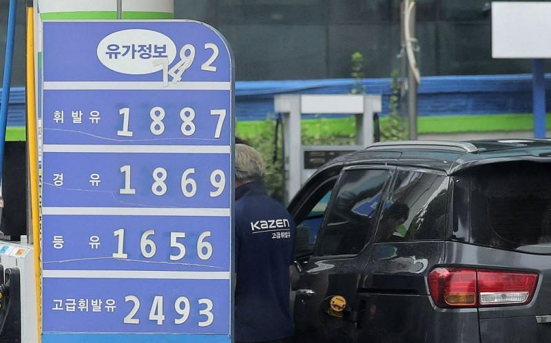 서울 한 주유소에 표기된 유가 정보. 사진=연합뉴스