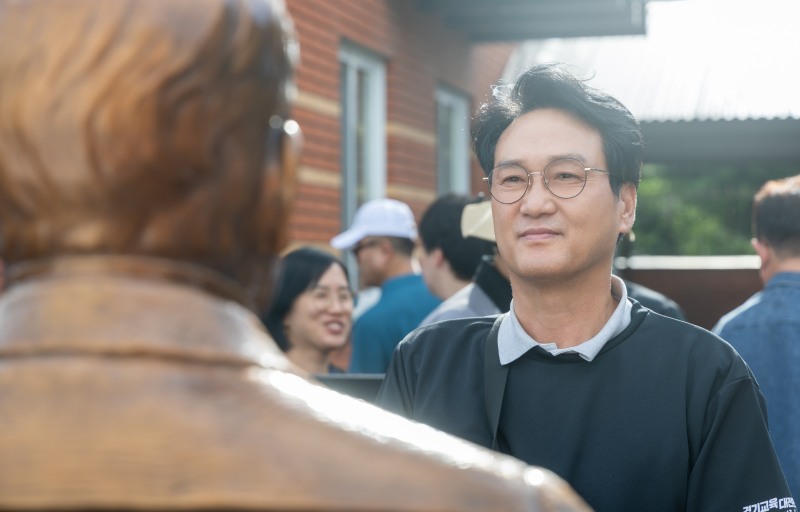 안민석 경기도교육감이 13일 최재형 선생의 기념비를 바라보고 있다. /경기도교육청