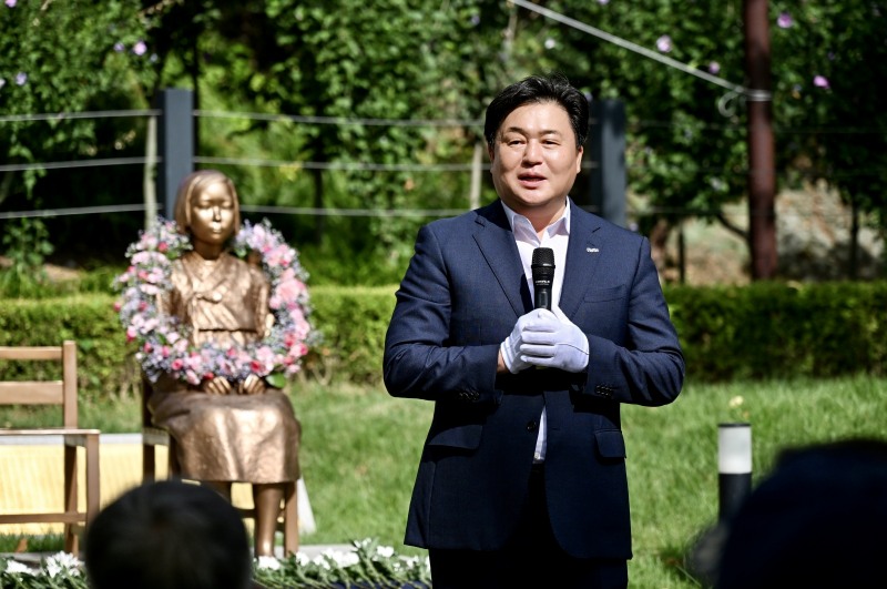 14일 정왕동 옥구공원 평화의 소녀상 앞에서 열린 기림식에서 임병택 시흥시장이 기념사를 전하고 있다. /시흥시