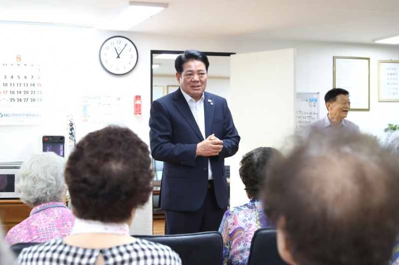 최대호 안양시장이 14일 오전 석수대림아파트 경로당을 방문해 어르신과 대화를 나누며 건의사항을 청취하고 있다./안양시
