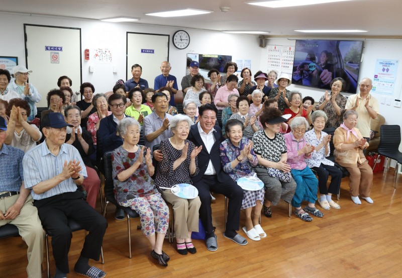 최대호 안양시장이 14일 오전 석수대림아파트 경로당을 방문해 어르신들로부터 건의사항을 청취하고 기념사진을 찍고있다. /안양시