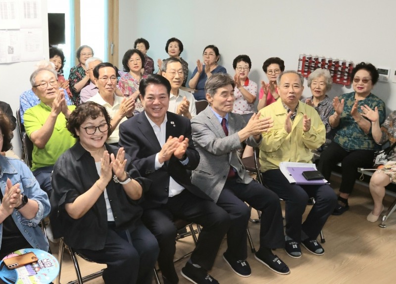 최대호 안양시장이 14일 오전 평촌자이아파트 경로당을 방문해 어르신들의 건의사항을 청취하고 기념사진을 찍고 있다./안양시
