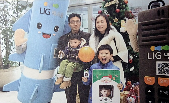 LIG넥스원 직원 자녀들이 LIG넥스원이 개최한 가족초청 행사 ‘주니오데이’에서 주니어 사원증을 목에 걸고 엄마 아빠와 기념 촬영을 하고 있다. 주니어데이는 LIG넥스원 ‘가족친화경영’의 대표 사례로 자리잡았다. 사진= LIG D&A