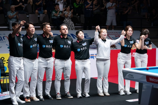 경기 후 관중에게 인사하는 휴온스 선수단 / 사진=PBA 제공