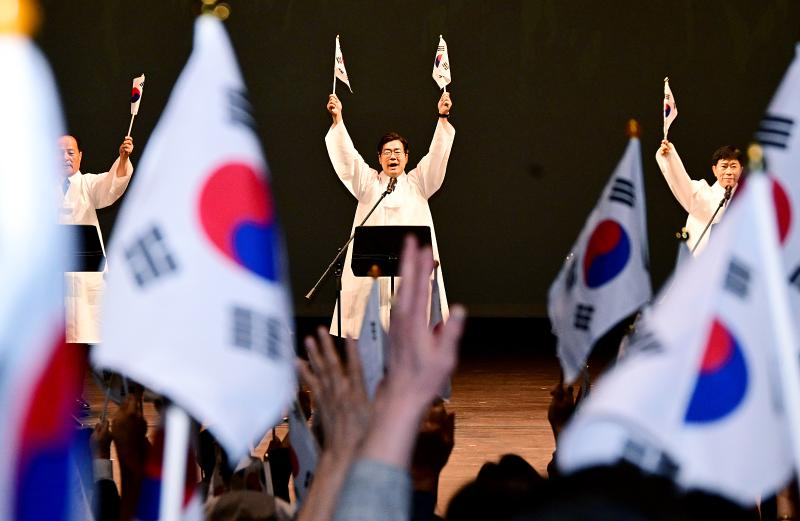 박찬대 인천시장이 15일 인천문화예술회관에서 열린 '제81주년 광복절 경축행사'에서 만세삼창을 하고 있다./인천시