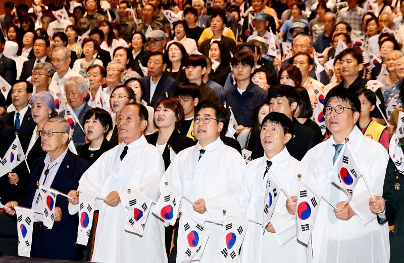 박찬대 인천시장이 15일 인천문화예술회관에서 열린 '제81주년 광복절 경축행사'에서 광복절 노래를 제창하고 있다./인천시