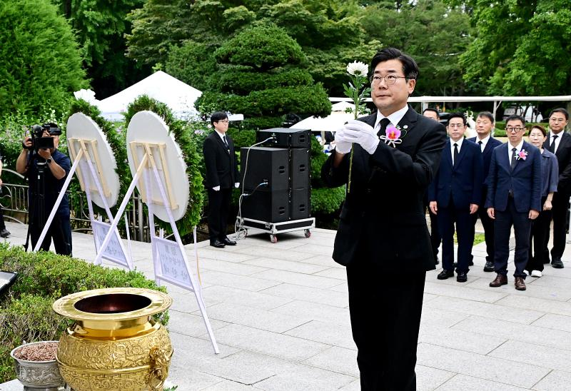 박찬대 인천시장이 15일 제81주년 광복절을 맞아 수봉공원 현충탑에서 헌화와 분향을 하고 있다. /인천시