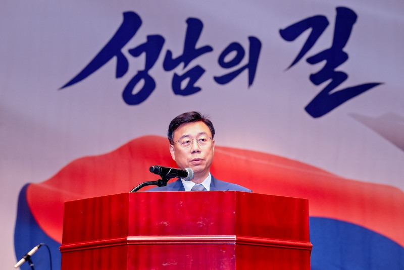 신상진 성남시장이 15일 오전 성남시청 온누리실에서 열린 제81회 광복절 기념식에서 경축사를 하고 있다. /성남시