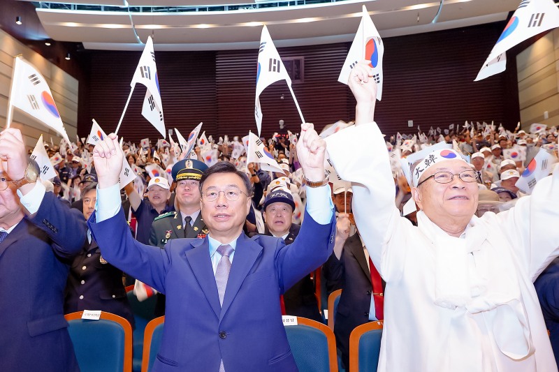 신상진 성남시장과 참석자들이 만세삼창을 하고 있다. /성남시