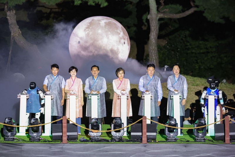 이재준 수원특례시장(왼쪽 3번째), 김미경 수원특례시의회 의장, 백혜련(수원시을)·김영진(수원시병)·김준혁(수원시정) 의원 등이 점등식에 참여하고 있다./수원시