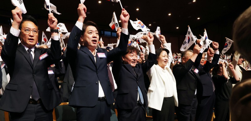 남종섭 경기도의회 의장이 15일‘제81주년 광복절 경축행사’서 만세삼창을 하고있다. /경기도의회