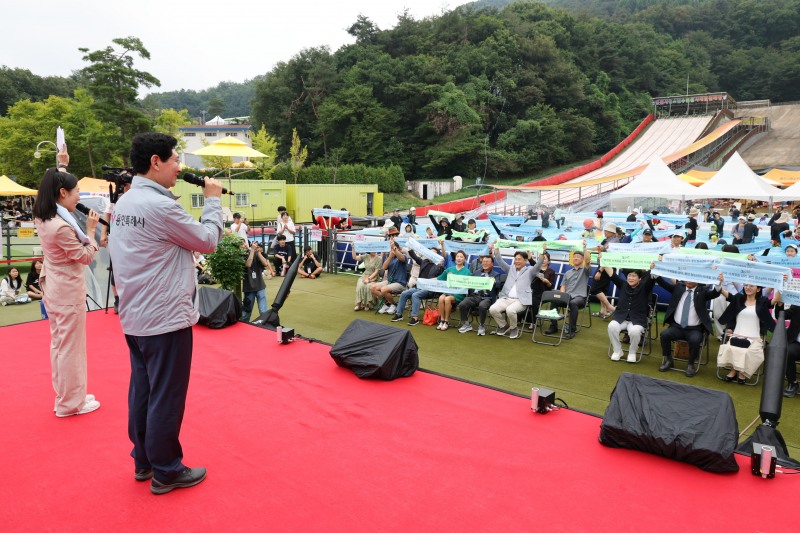 이상일 용인특례시장이 15일용인시청소년수련원 개원 30주년 기념행사에서 비전선포를 하고 있다. /용인시