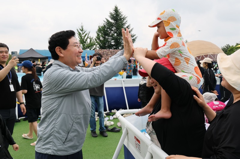 이상일 용인특례시장이 15일용인시청소년수련원 개원 30주년 기념행사에서 시민들과 인사를 나누고 있다. /용인시