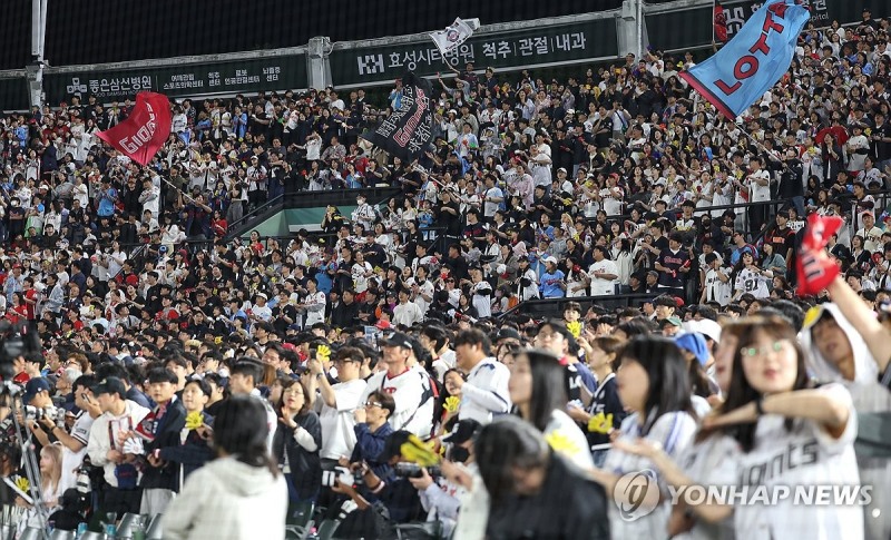 사직구장에서 응원하는 롯데 팬들