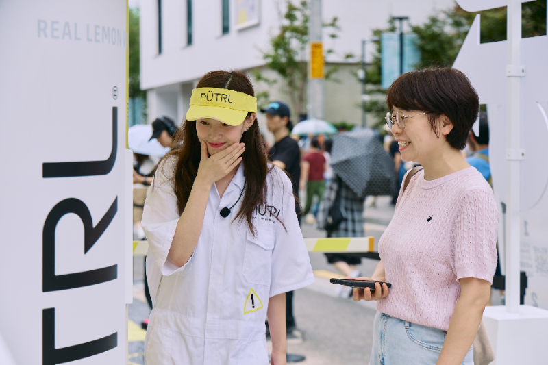 스마일스루 '미소 인증' 행사 모습/뉴트럴