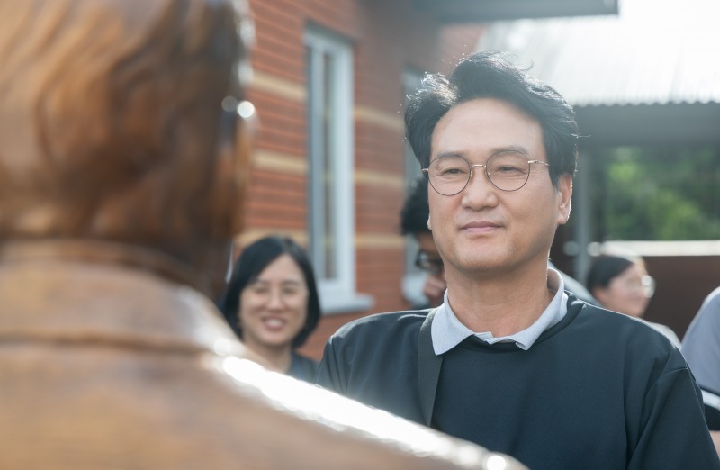 안민석 경기도교육감이 지난 13일 최재형 선생의 기념비를 바라보고 있다. /경기도교육청
