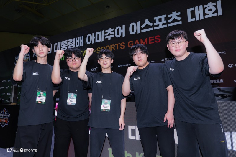 부산 리그오브레전드 선수단. 왼쪽부터 이승민, 김우현, 홍은총, 정하늘, 김병우.