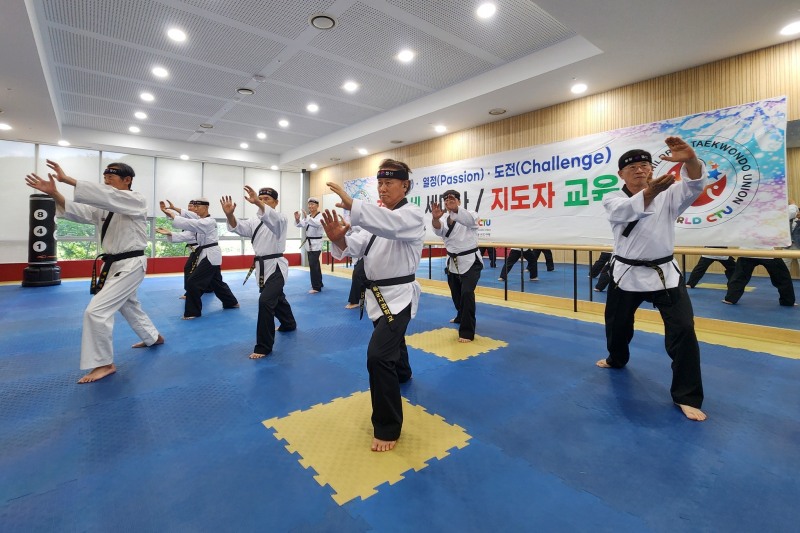 지난달 28일 전북 무주군 태권도원에서 열린 세계어린이태권도연맹(WCTU)이 주관한 '경락품세 세미나 및 지도자 교육' 참가자들이 지도자의 구령에 맞춰 호흡과 균형을 유지하며 품세 동작을 수련하고 있다. /사진=세계어린이태권도연맹