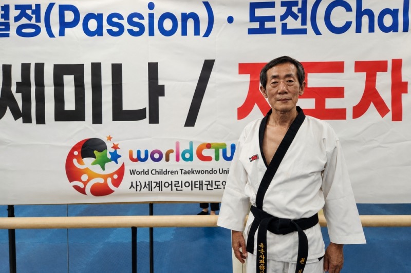 지난달 28일 전북 무주군 태권도원에서 열린 세계어린이태권도연맹(WCTU)이 주관한 '경락품세 세미나 및 지도자 교육' 참가자들이 지도자의 구령에 맞춰 호흡과 균형을 유지하며 품세 동작을 수련하고 있다. 권경식 경락품세연구소장. /사진=세계어린이태권도연맹