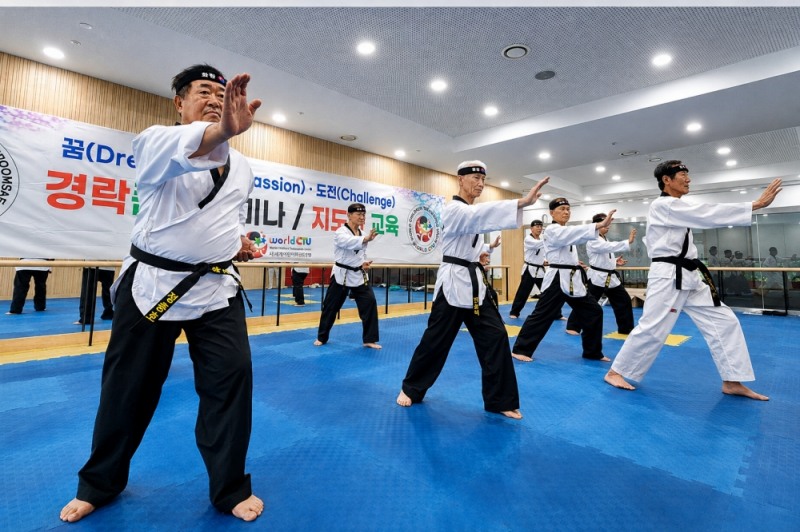 지난달 28일 전북 무주군 태권도원에서 열린 세계어린이태권도연맹(WCTU)이 주관한 '경락품세 세미나 및 지도자 교육' 참가자들이 지도자의 구령에 맞춰 호흡과 균형을 유지하며 품세 동작을 수련하고 있다. /사진=세계어린이태권도연맹