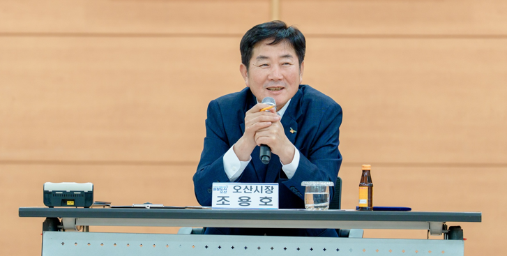 조용호 오산시장이 '찾아가는 이동시장실에서 시민들과 대화를 하고있다. /오산시