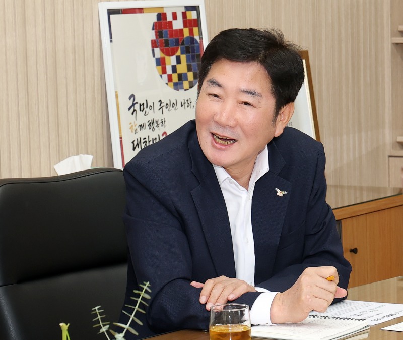 조용호 오산시장이 오산의 미래를 말하면서 환하게 웃고있다. /오산시