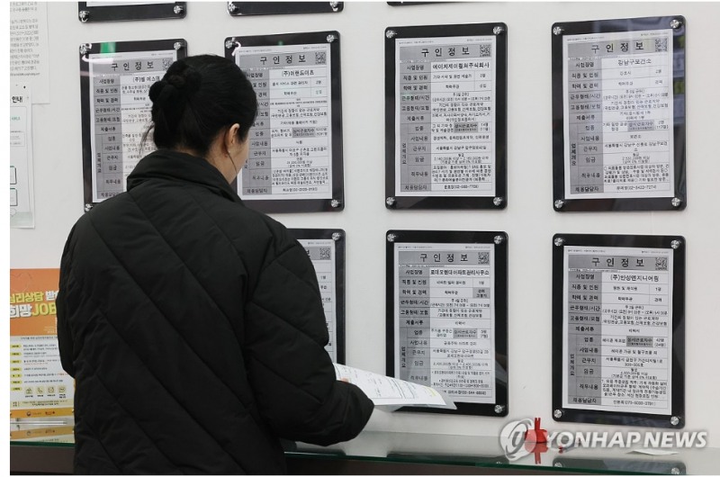 유통 식음료 건설 등 내수업종을 중심으로 30세이하 신규채용이 줄고 50세이상 고용이 느는 세대간 역전현상이 두드러진 것으로 나타났다. 자료=연합뉴