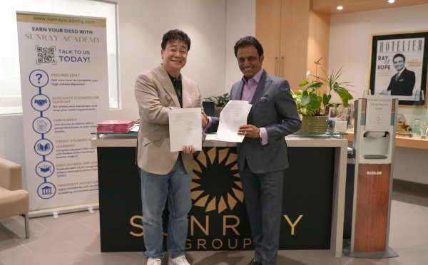 더본코리아 백종원 대표(좌)와 썬레이그룹 라탄 '레이' 굽타(Rattan 'Ray' Gupta) CEO(우)가 외식사업 협력을 위한 업무협약(MOU)을 체결하는 모습