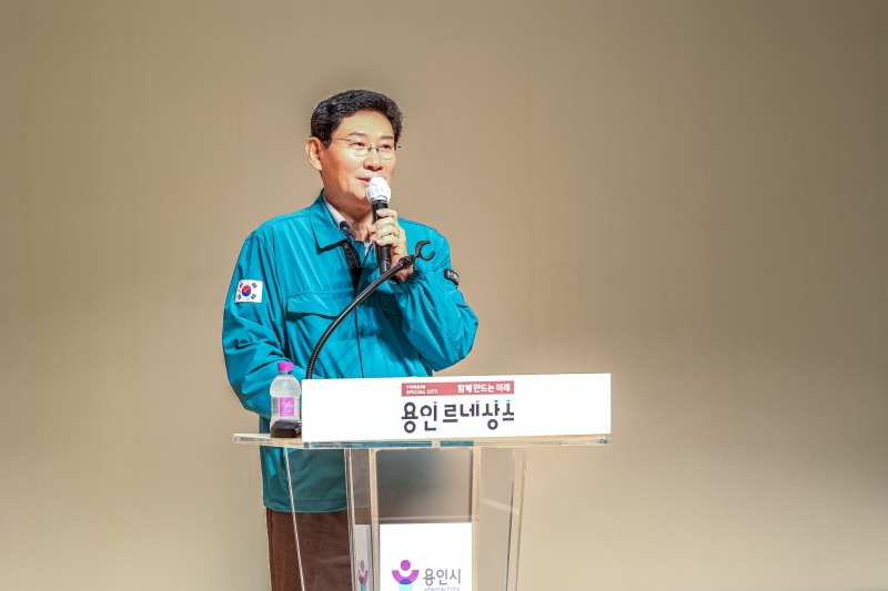 18일 시청 에이스홀에서 이상일 용인특례시장이 비상소집훈련 후 훈시를 하고 있다. /용인시